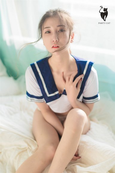 “半岛平台在线登入”韩国美女发明床上玩手机健身操瘦身娱乐两不误